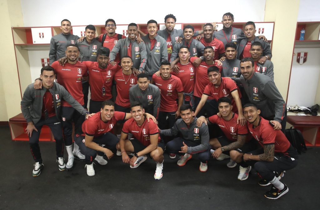 Jugadores de Perú luego de la victoria ante Paraguay.