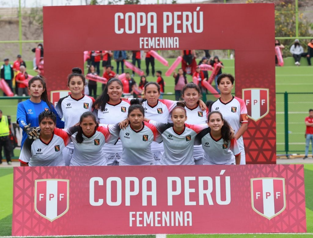 Equipo femenino del FBC Melgar en la final de la Copa Perú Femenina 2022.