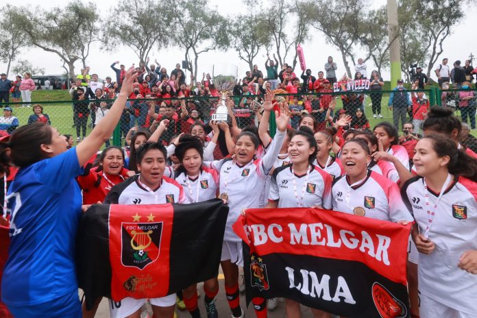 Melgar celebrando el título de la Copa Perú Femenina.