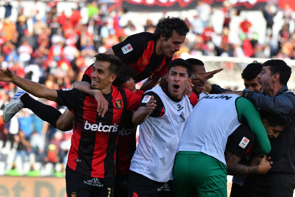 Todo el banco rojinegro celebró el segundo gol de Luis Iberico en la victoria del Fbc Melgar sobre Sporting Cristal.