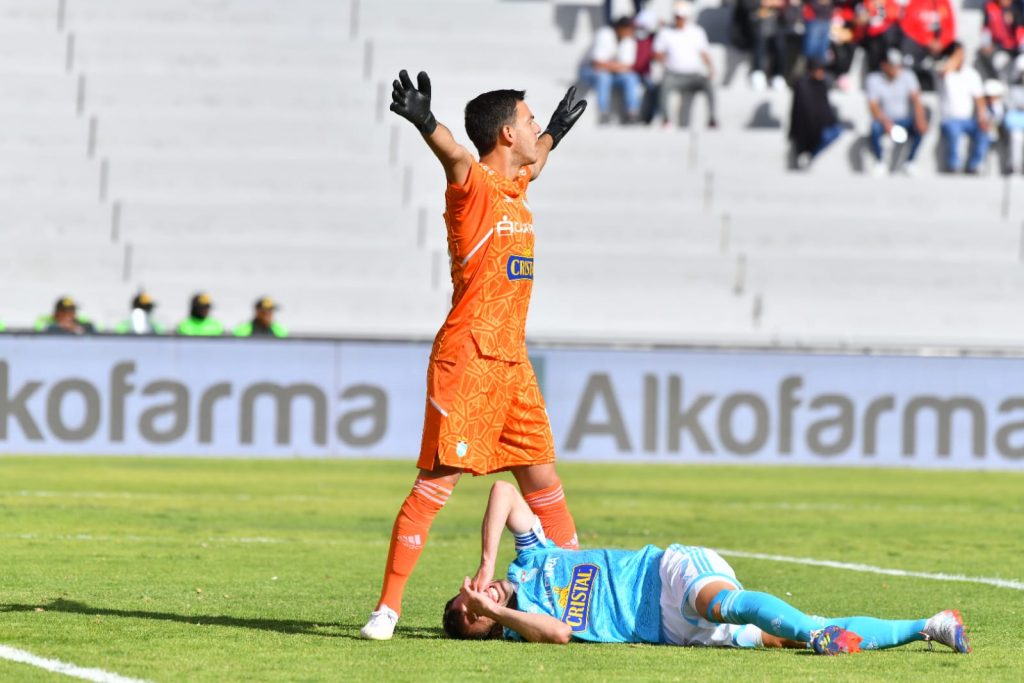 Duarte reclama una falta en contra de Horacio Calcaterra en el primer gol de Luis Iberico. Foto: Diego Ramos - HBA noticias