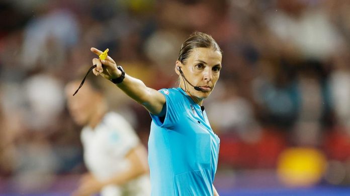 Stephanie Frappart será la primera mujer en dirigir un duelo de la Copa del Mundo masculina.