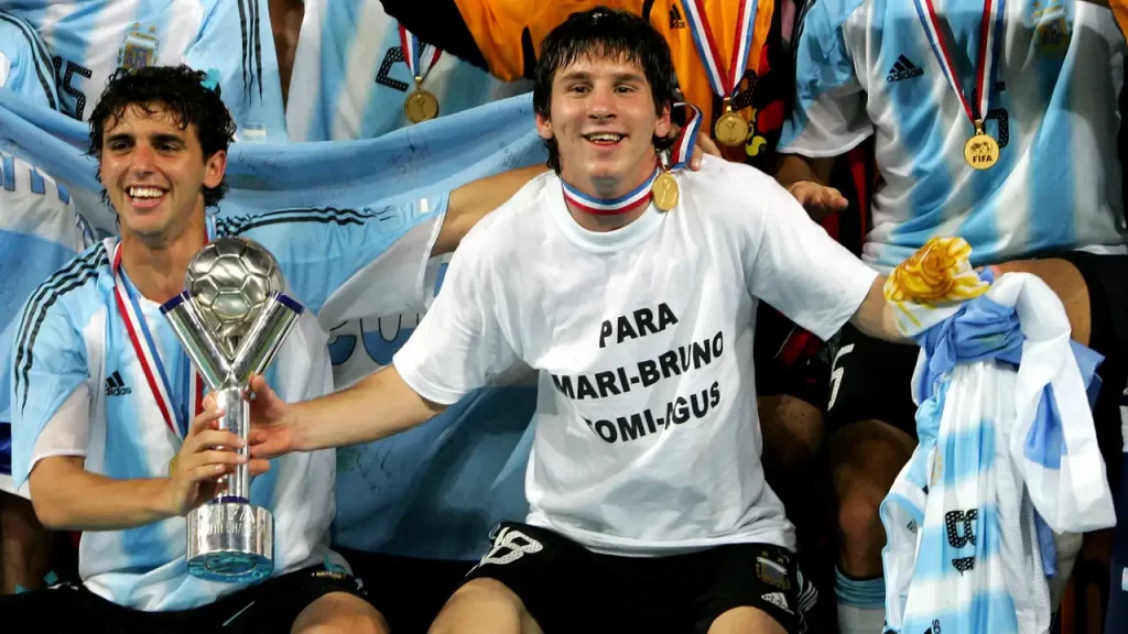 Lionel Messi celebrando el Mundial SUB-20 que ganó con la Selección Argentina. 
