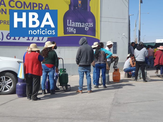 Arequipa: Ciudadanos realizan grandes colas por escasez de gas domestico