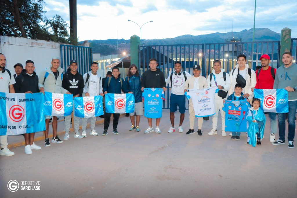 Hinchas de Deportivo Garcilaso recibieron a los jugadores previo al inicio de la pretemporada. 
