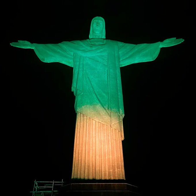 Cristo Corcovado lució los colores de la camiseta brasileña, en honor a Pelé. 
