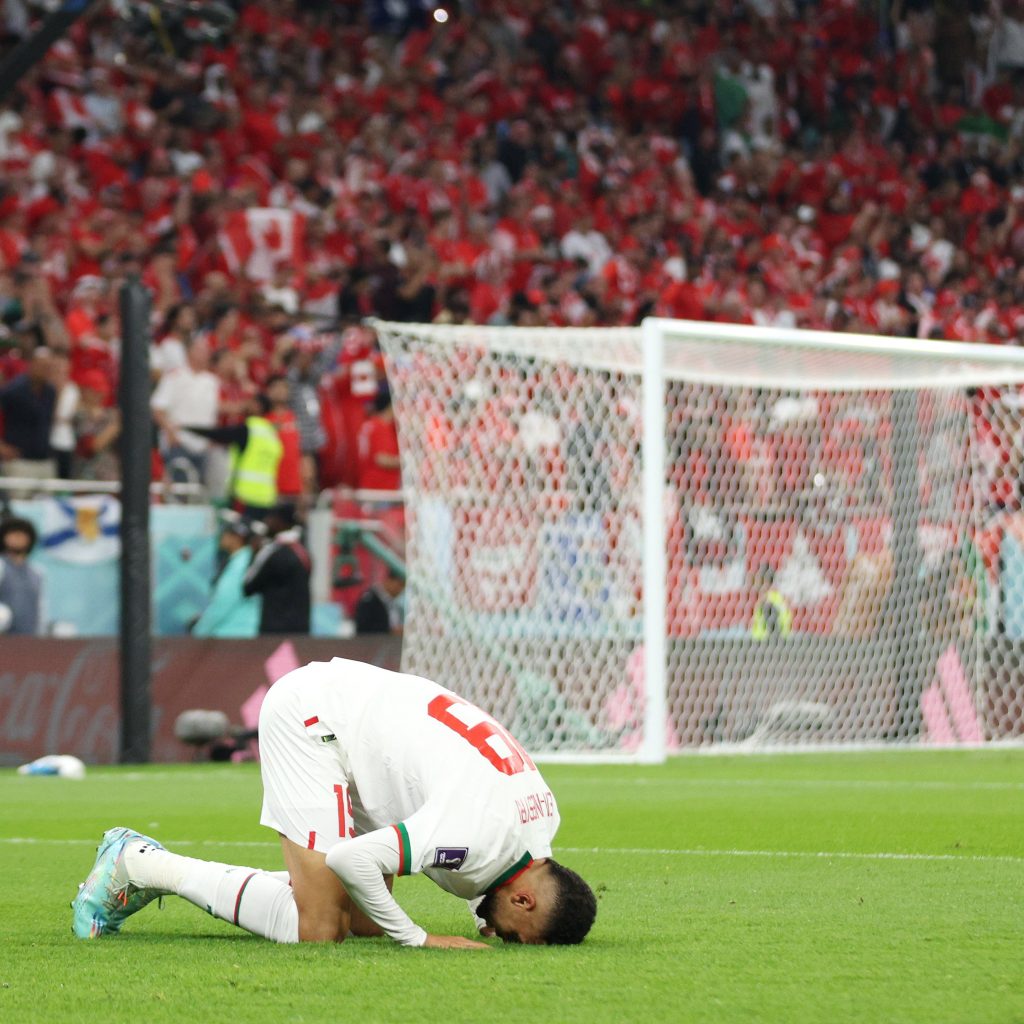 Youssef En-Nesyri celebrando su gol con Marruecos, siendo el primer marroquí en marcar en 2 Mundiales diferentes. 
