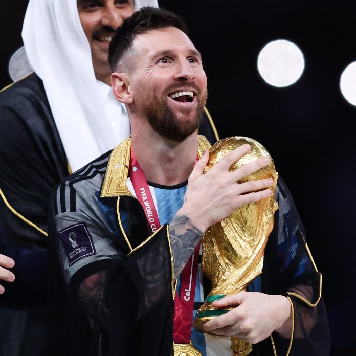 El Besht es el nombre de la capa que portó Lionel Messi al momento de levantar la Copa del Mundo.