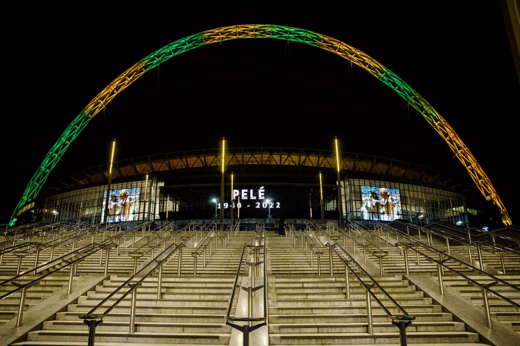 El mítico estadio Wembley le rindió un merecido homenaje al Rey Pelé.