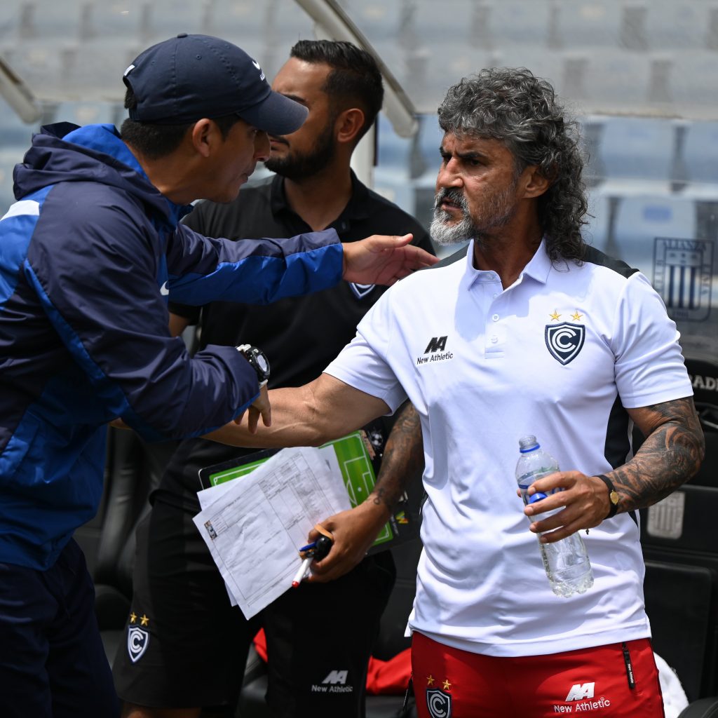 Saludo entre los técnicos de Alianza Lima y Cienciano del Cusco previo al duelo amistoso. 