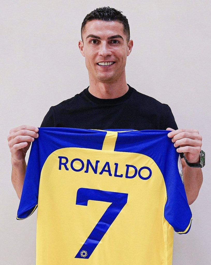 Cristiano Ronaldo con camiseta del Al Nasr.