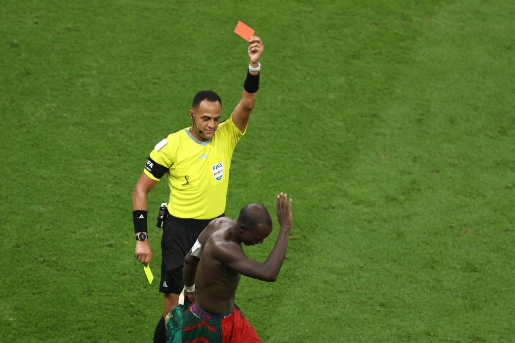 Aboubakar vio su segunda amarilla luego de quitarse la camiseta para celebrar un gol.