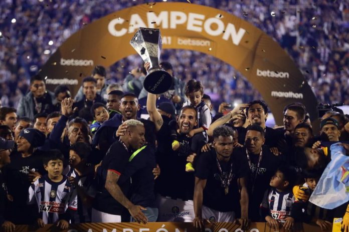 Celebraciones de Alianza Lima con el título del fútbol peruano de la temporada 2022.