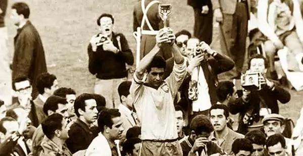 Brasil se coronó bicampeón Mundial luego de derrotar a Checoslovaquia en la final de la Copa del Mundo Chile 1962.