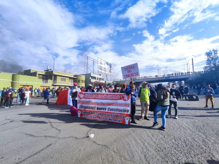 Obreros de construcción civil inician manifestaciones exigiendo el cierre del Congreso