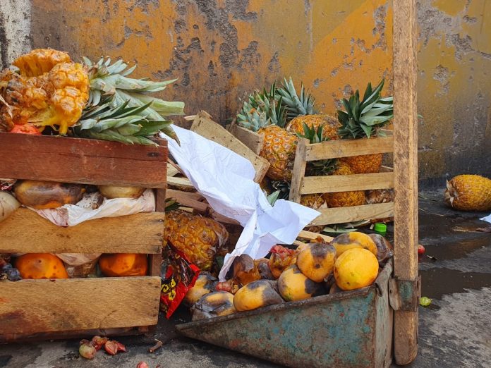 Arequipa: Más del 70% de fruta llegó malograda al mercado de Río Seco.