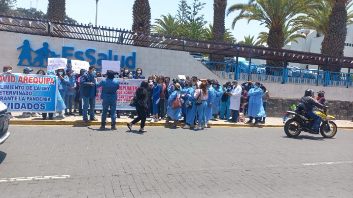 Arequipa: Personal CAS Covid de EsSalud protestaron exigiendo se cumplan sus derechos