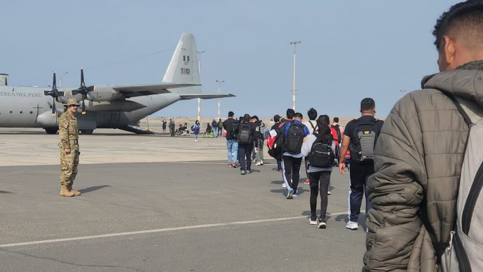 Deportistas arequipeños regresaron a casa en un vuelo humanitario que aterrizó en la Base Aérea de la Joya.