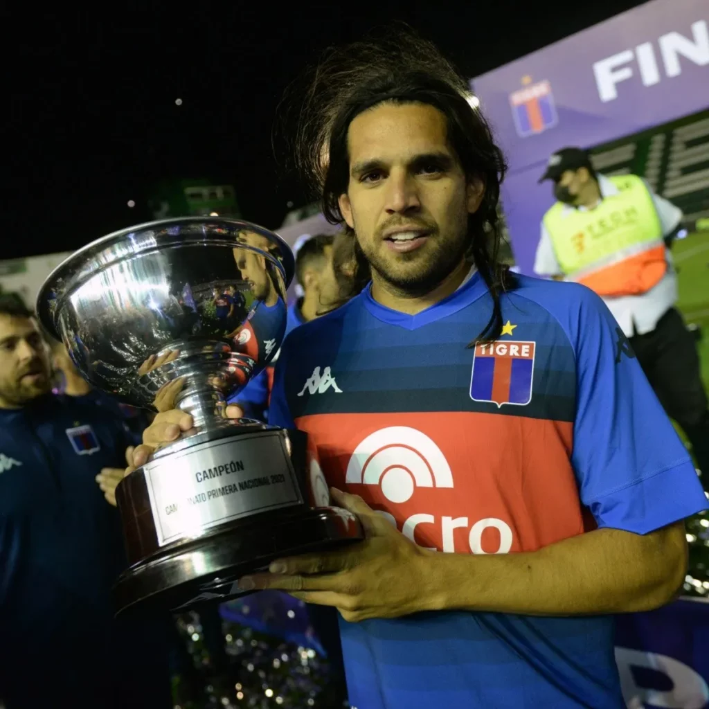 Pablo Magnin con el trofeo de la primera Nacional Argentina.