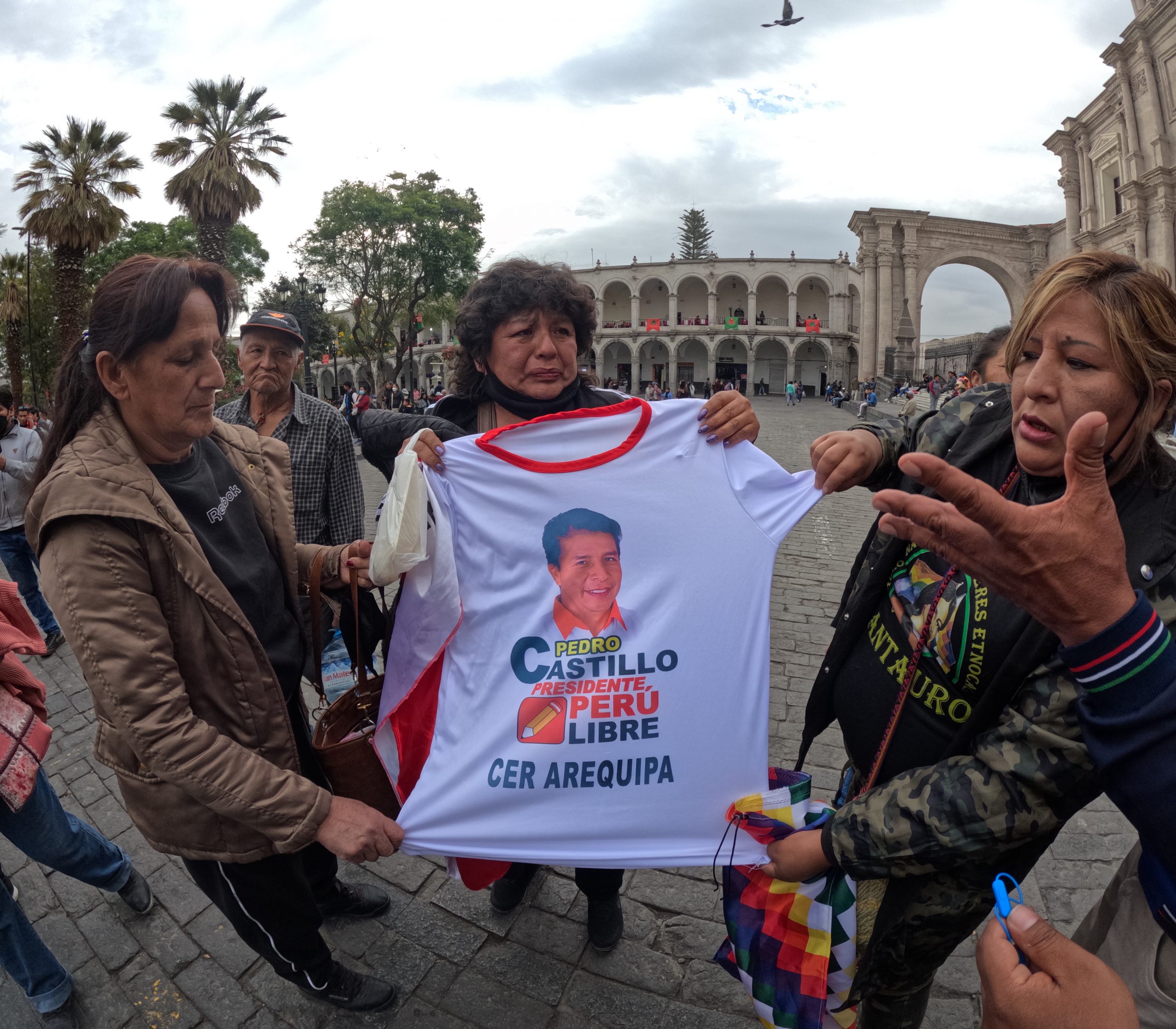 Arequipa: Mujer se pone a llorar por la vacancia de Pedro Castillo ...