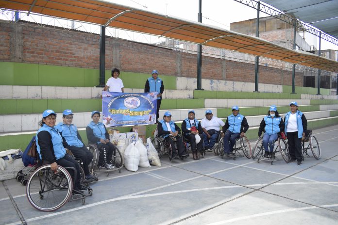 Miembros de la Asociación para la Superación de Personas con Discapacidad Física Amigos Para Siempre.
