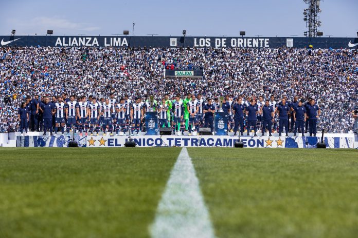 Alianza Lima presentó a su nuevo equipo en la Tarde Blanquiazul.