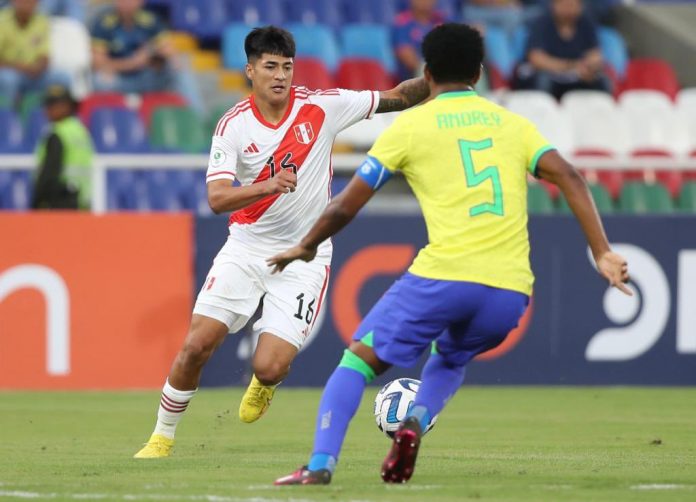 Kenji Cabrera disputó los 90 minutos en la derrota peruana ante Brasil y recibió una amarilla.