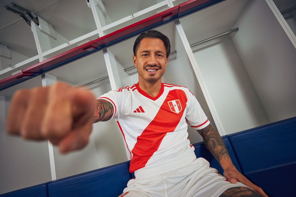 Lapadula luce la nueva camiseta de la Selección Peruana. 