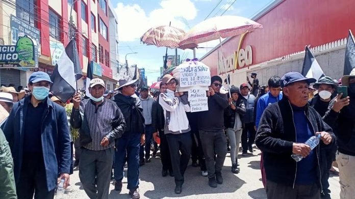 Ciudadanos recorren las calles de Juliaca con los 17 féretros para rendirles homenaje