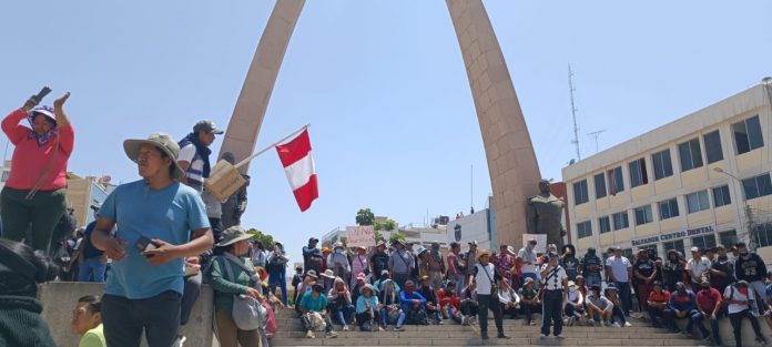 En el octavo día de paro nacional, llegan los primeros manifestantes al Arco de Tacna para exigir el cierre del Congreso y nuevas elecciones.