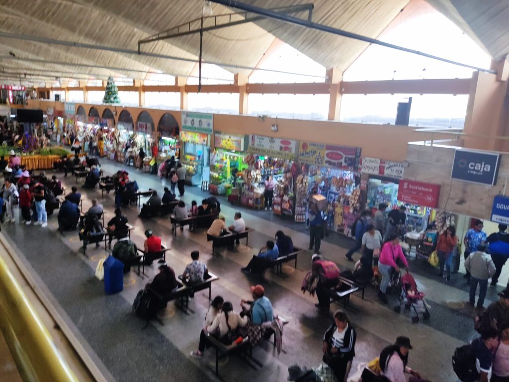 Terminal terrestre de Arequipa repleto de pasajeros.
