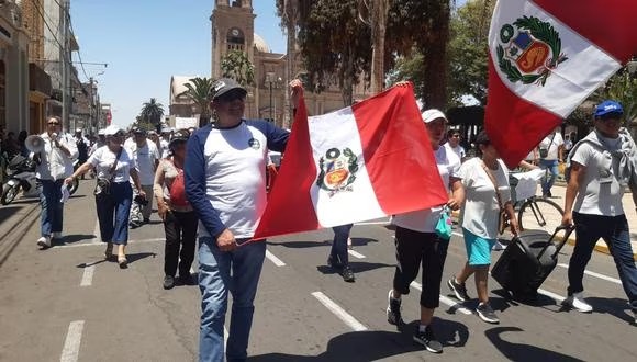 Tacneños marchan con polos blancos por las calles del Cercado y piden que la ciudad no se paralice.