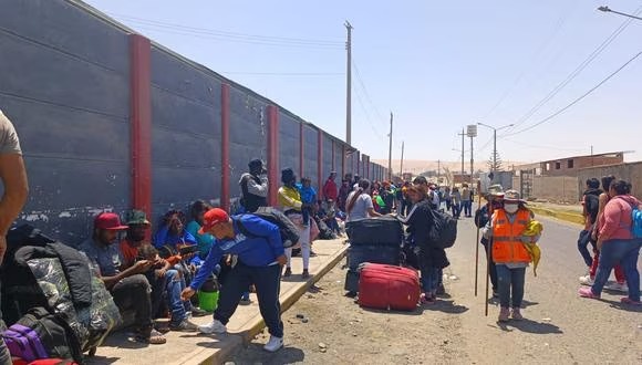Tacna: Extranjeros varados pernoctan afuera de terminales terrestres