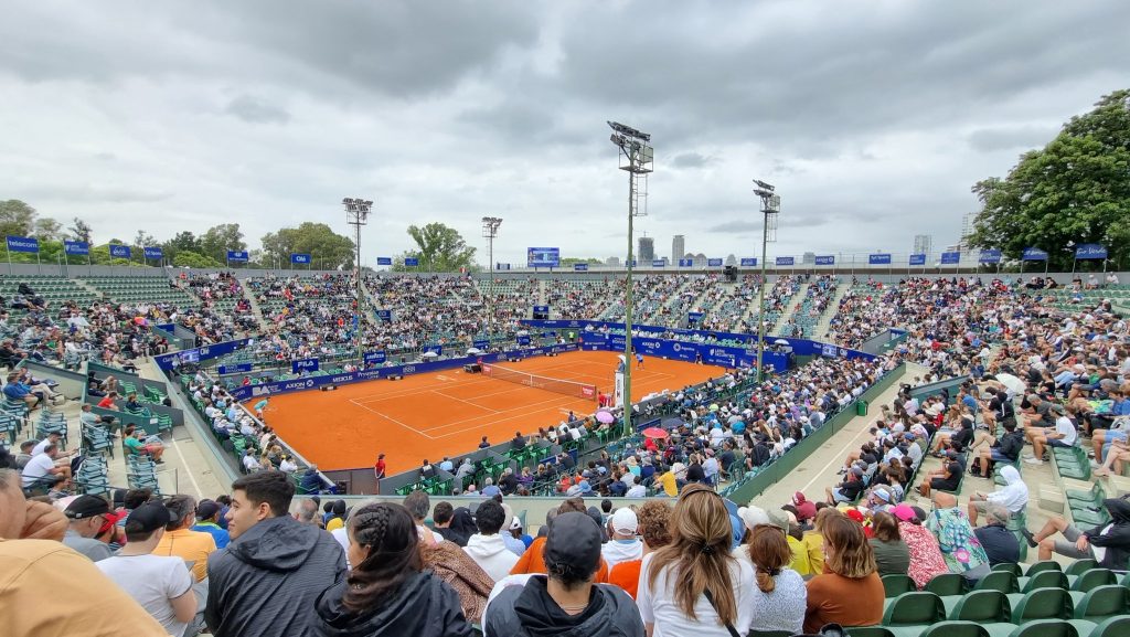El escenario deportivo mostró un gran número de espectadores para el duelo de Juan Pablo Varillas por los octavos de final del Argentina Open.