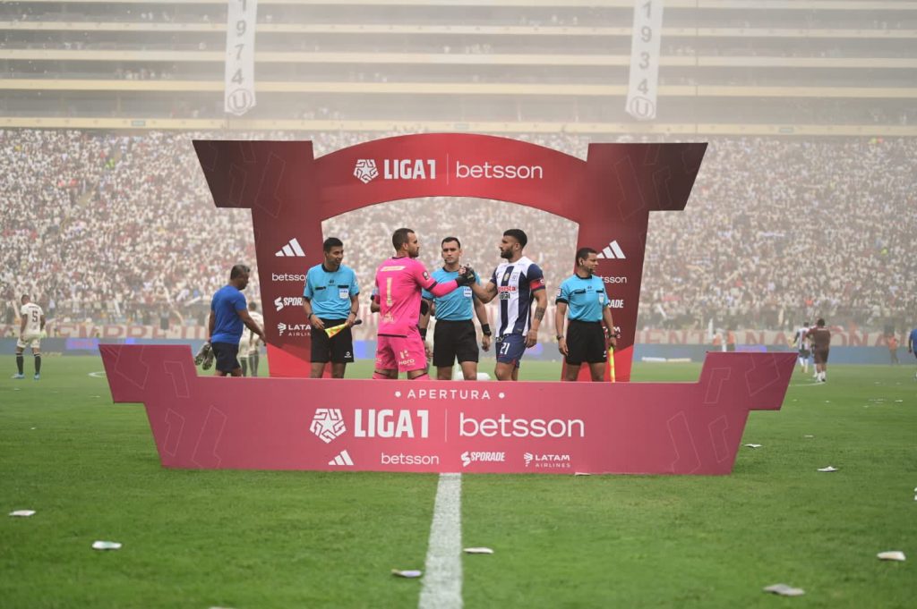 Imagen previa al clásico entre Alianza Lima y Universitario de Deportes en el estadio Monumental. 