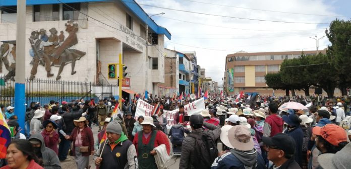 Juliaca: Pobladores realizan masiva movilización en la plaza de Armas