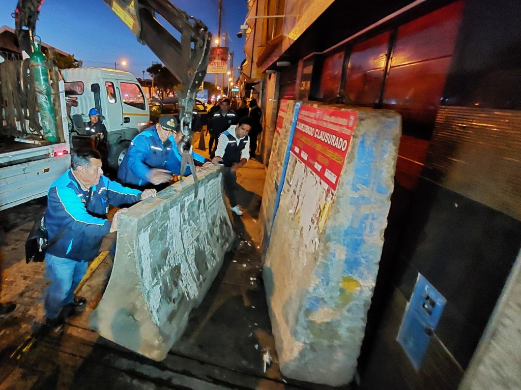Colocan bloque de cemento a local de la avenida Dolores en Arequipa