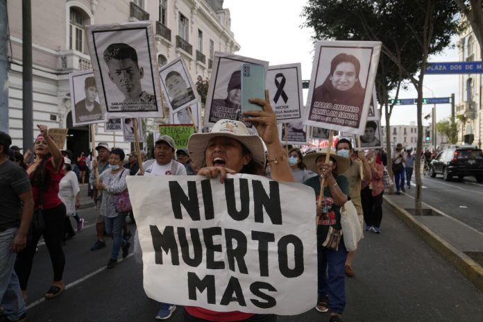 Gobierno autorizó apoyo económico a deudos de fallecidos y heridos en protestas. Foto: Martin Mejia / Associated Press