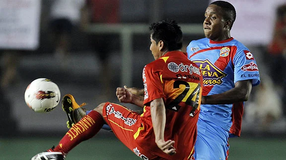 Sport Huancayo perdió 3-0 como visitante e igualó 1-1 en condición de local, ante Arsenal en la Libertadores del 2012.