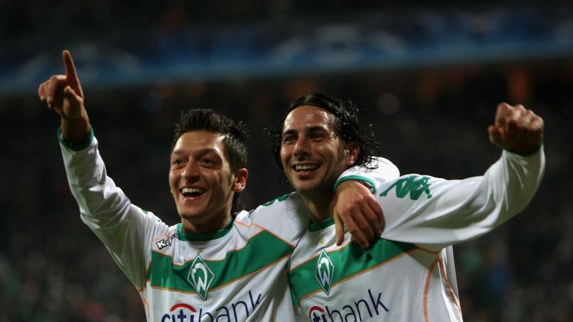 Mesut Özil compartió equipo con Claudio Pizarro en el Werder Bremen, hoy, ambos están retirados del fútbol profesional.