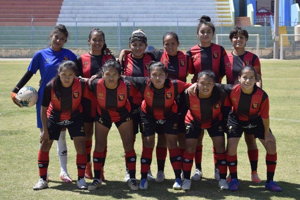 Equipo femenino del FBC Melgar en las semifinales de la Etapa Provincial de la Copa Perú 2022.