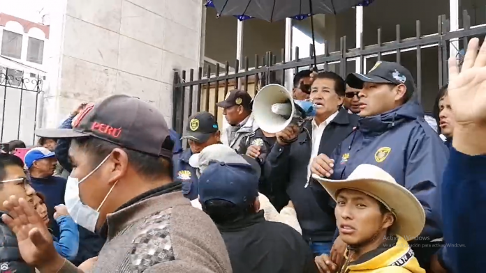 Población lanza objetos contundentes a alcalde de Juliaca mientras se mostraba a favor de las protestas
