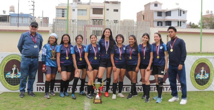 Equipo femenino de Arquitectura, campeón del fútbol 7 en el torneo de la UNSA.