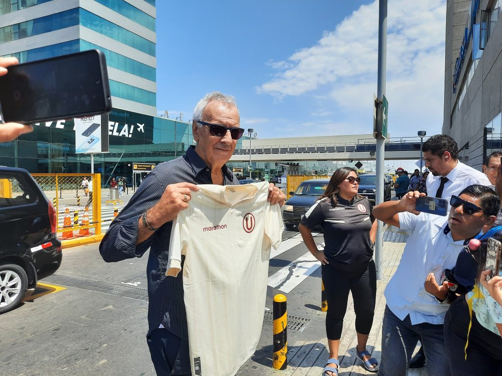 Jorge Fossati con la camiseta de Universitario, club que dirigirá este 2023.