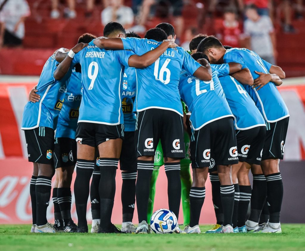 Equipo de Sporting Cristal que empató ante Huracán en Argentina.