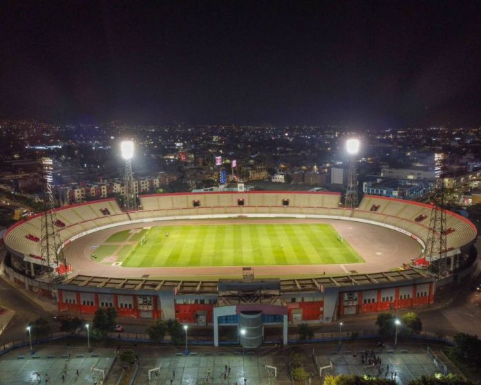 Estadio Mansiche de Trujillo con iluminación.