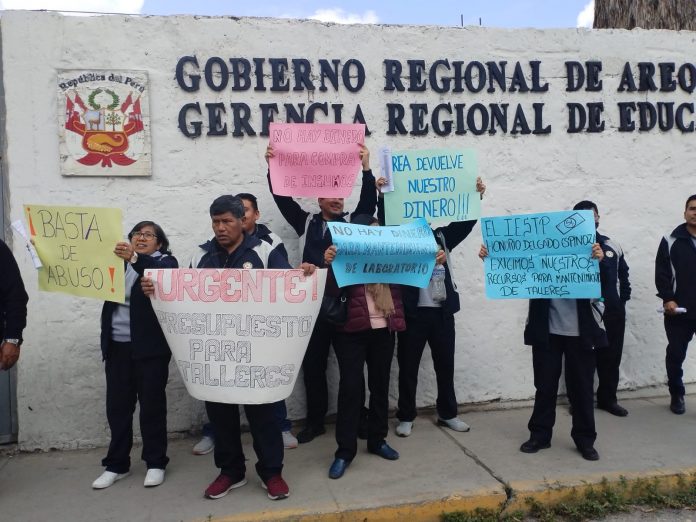 Docentes del Instituto Honorio Delgado exigen que la GREA brinde presupuesto para el mantenimiento de infraestructura