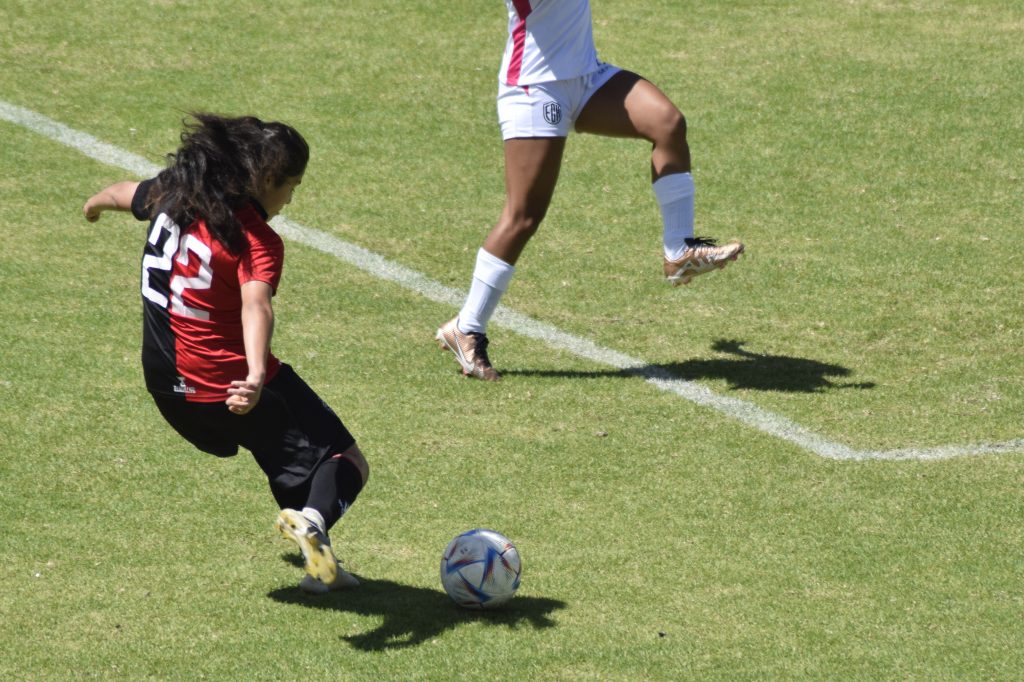 Disparo de Alba Soto que terminó en gol para las 'Leonas Rojinegras'.