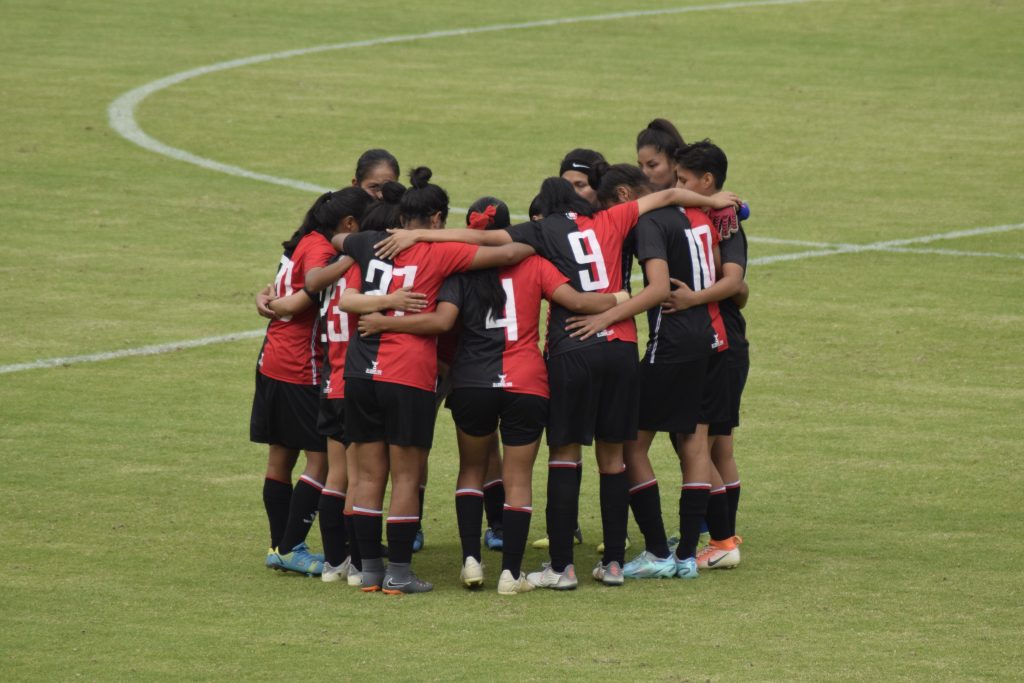 El equipo femenino Rojinegro marcha invicto en la Liga Femenina.