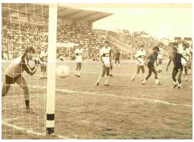 Imagen del encuentro entre Melgar y Olimpia en 1982, en el estadio Melgar. 